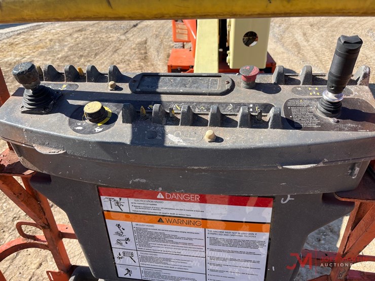 2020-jlg-e400a-image-11