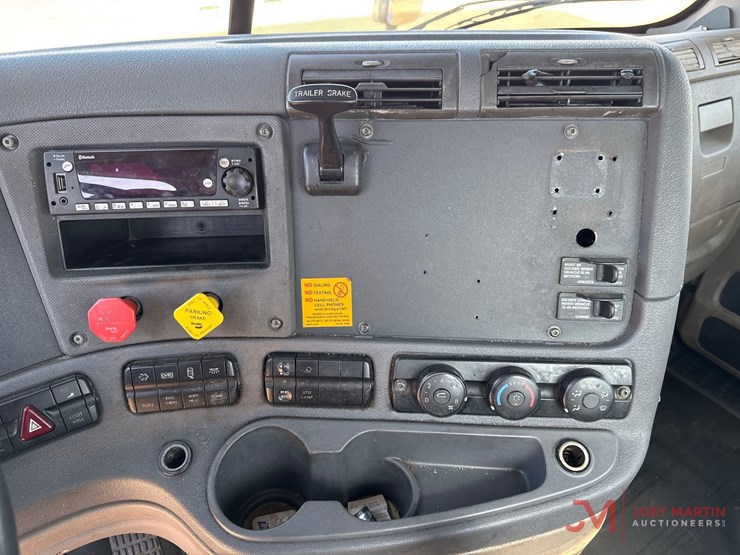 2012-freightliner-cascadia-day-cab-truck-tractor-image-15