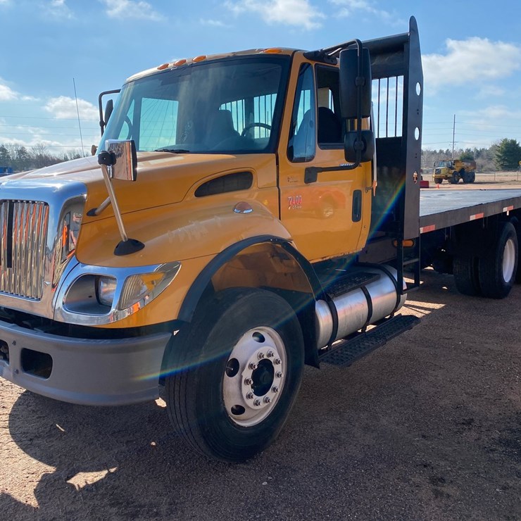 2004 INTERNATIONAL 7400