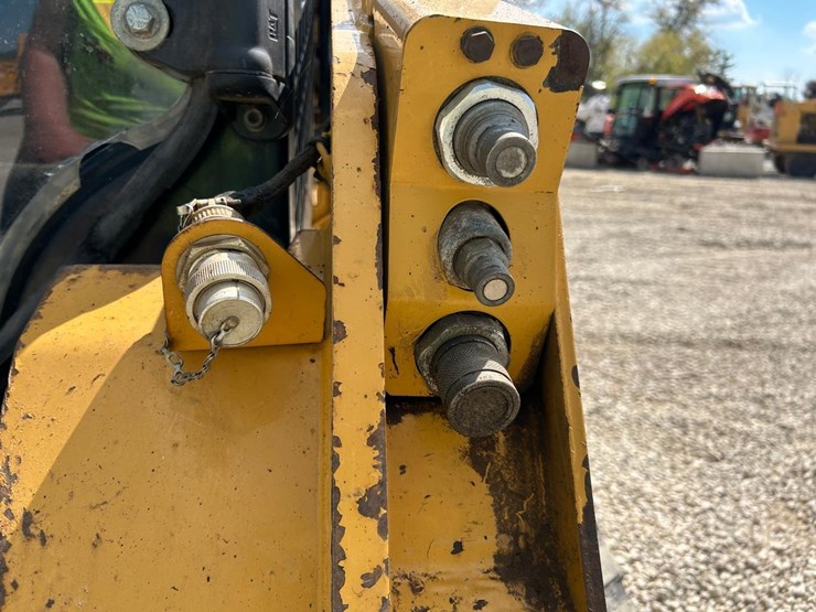 2017-caterpillar-259d-image-11