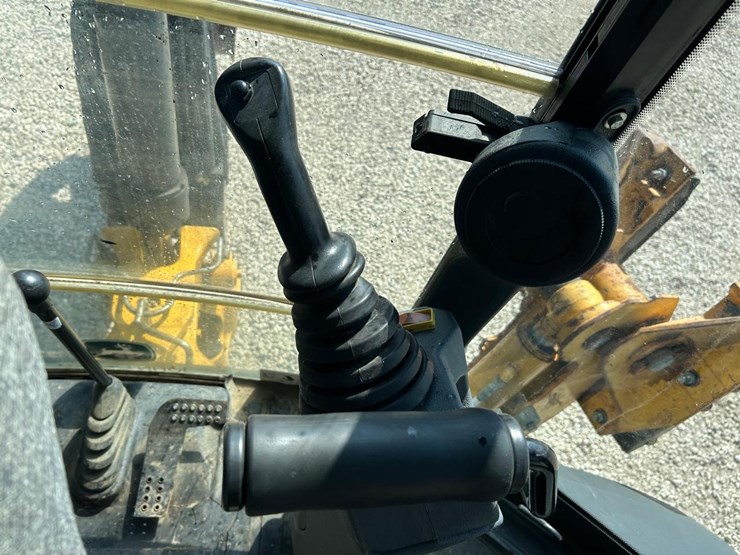 2021-deere-310l-image-23