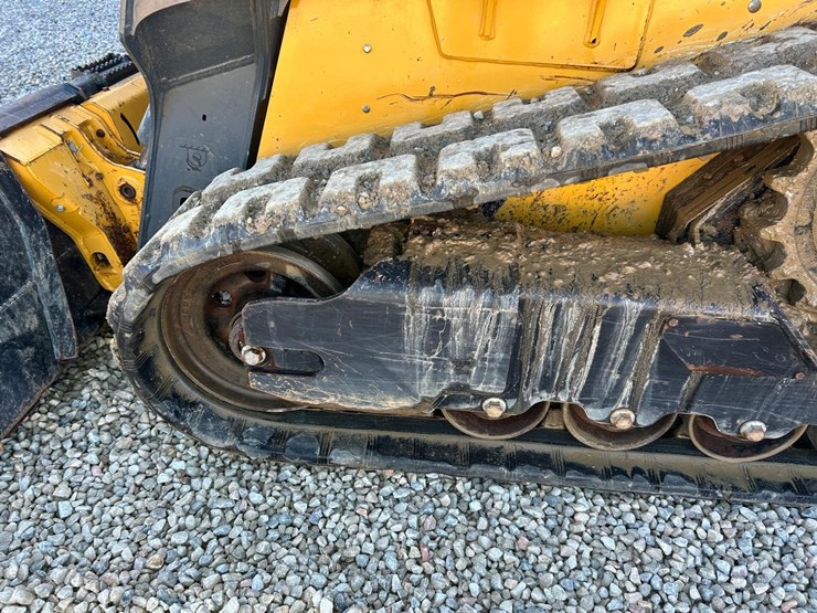 2016-deere-317g-image-17