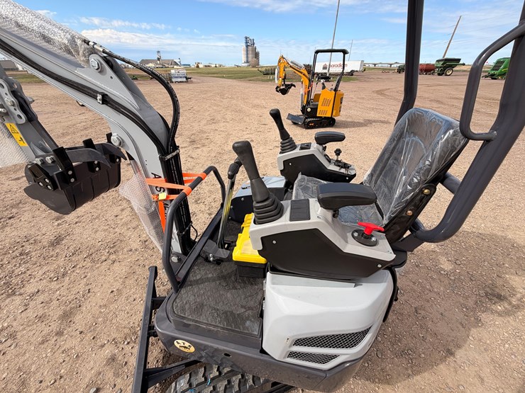 unused-2026-landhero-ats-me18-mini-excavator-image-13