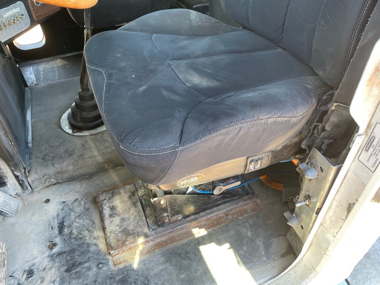 2007-freightliner-fld120-image-38