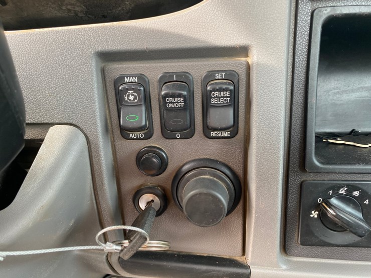 2017-peterbilt-348-image-49