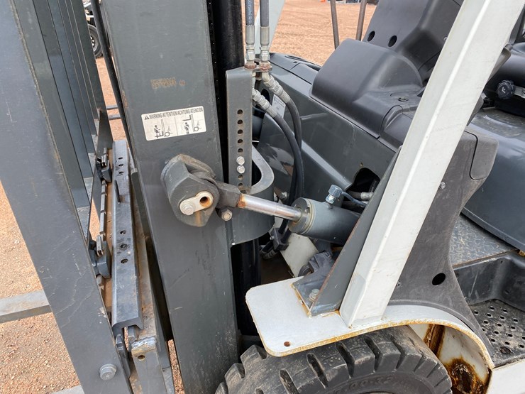 #1161-•-unicarriers-3,450-lbs-lp-forklift-image-13