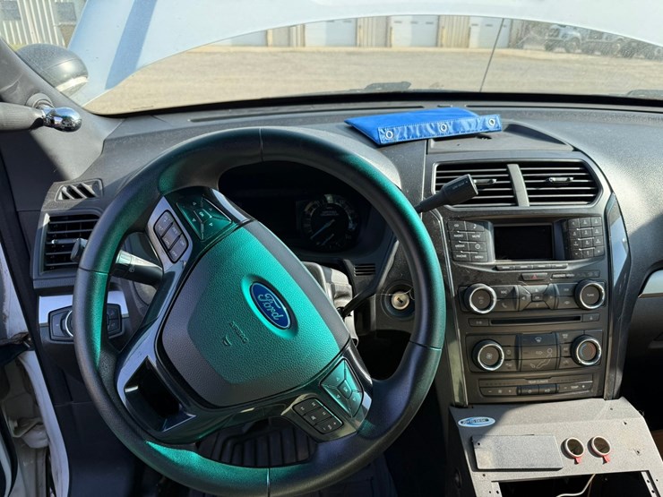 2017-ford-explorer-image-35