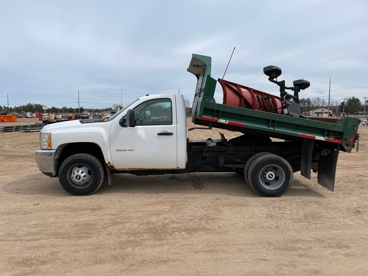 2011-chevrolet-3500-image-44