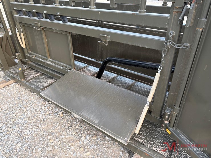 new/unused-m620-manual-squeeze-chute-image-9