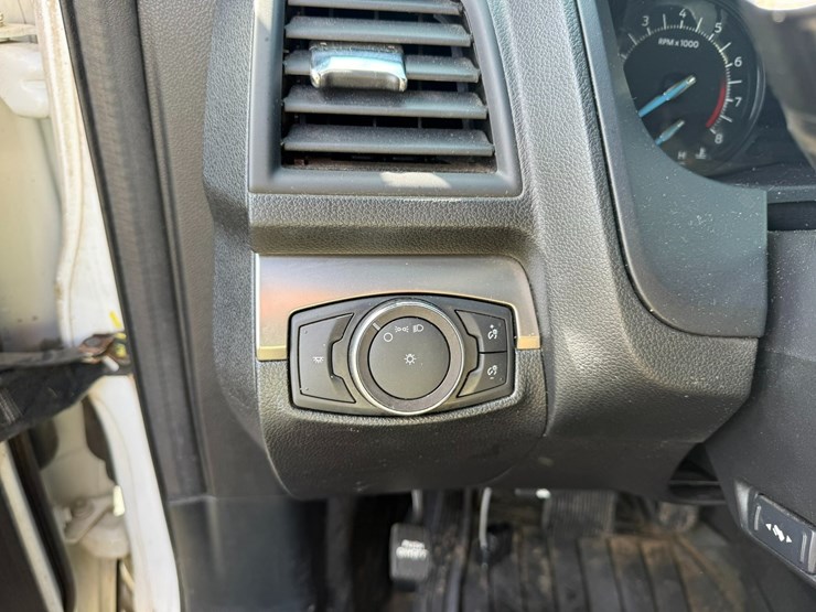 2018-ford-explorer-image-47