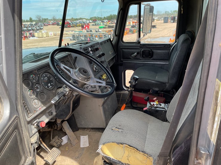 1995-mack-cl713-image-33