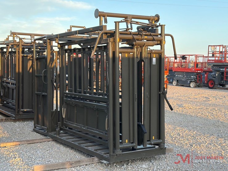 new/unused-m620-manual-squeeze-chute-image-1