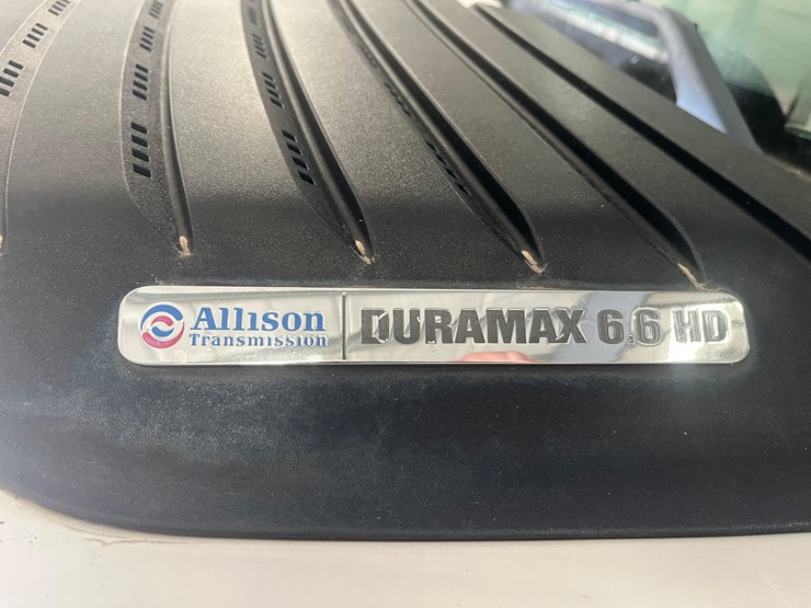 2013-chevrolet-3500-image-2