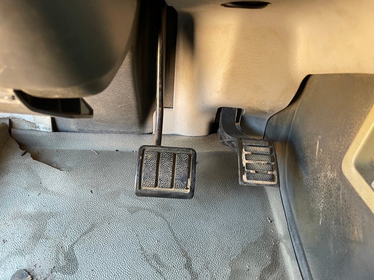 2005-volvo-10-image-37