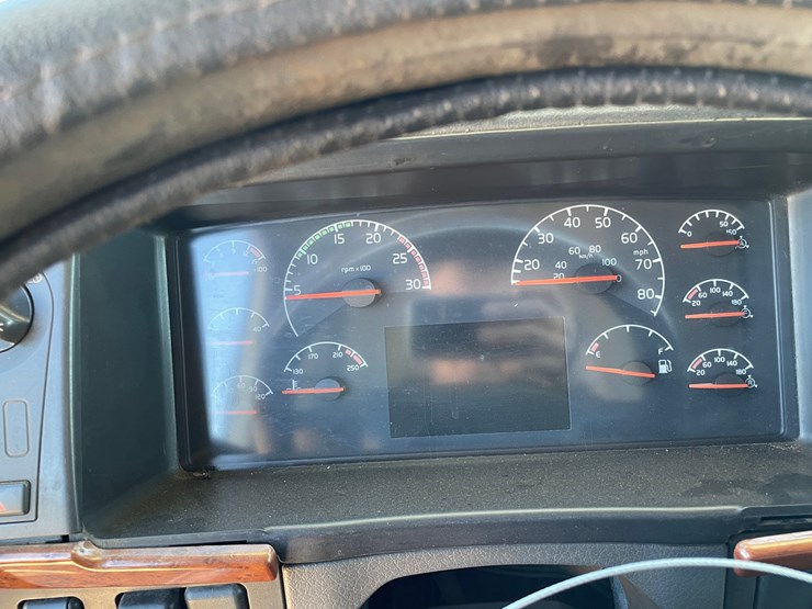 2005-volvo-10-image-35