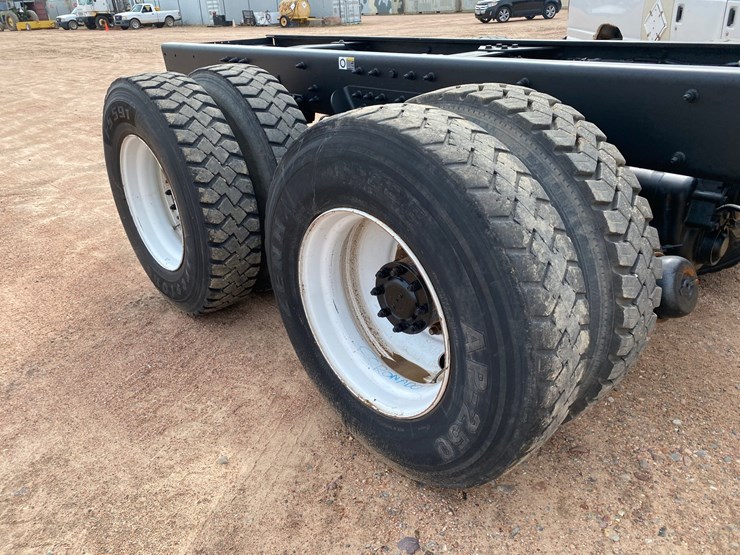 2017-peterbilt-348-image-22