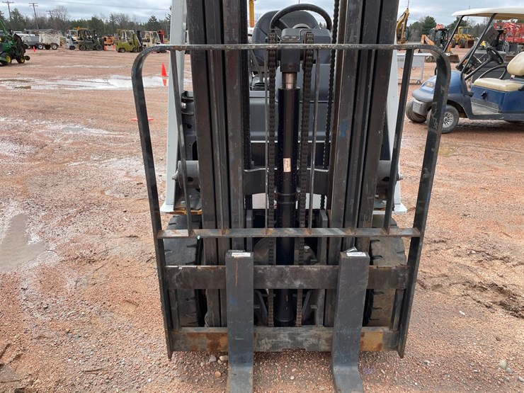 #1165-•-unicarriers-3,450-lbs-lp-forklift-image-10