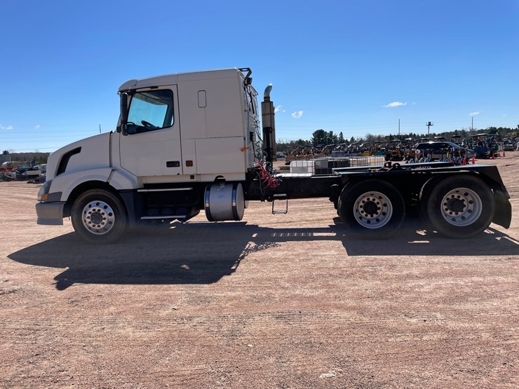 2005-volvo-10-image-9