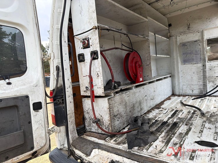 2013-nissan-nv3500hd-image-25