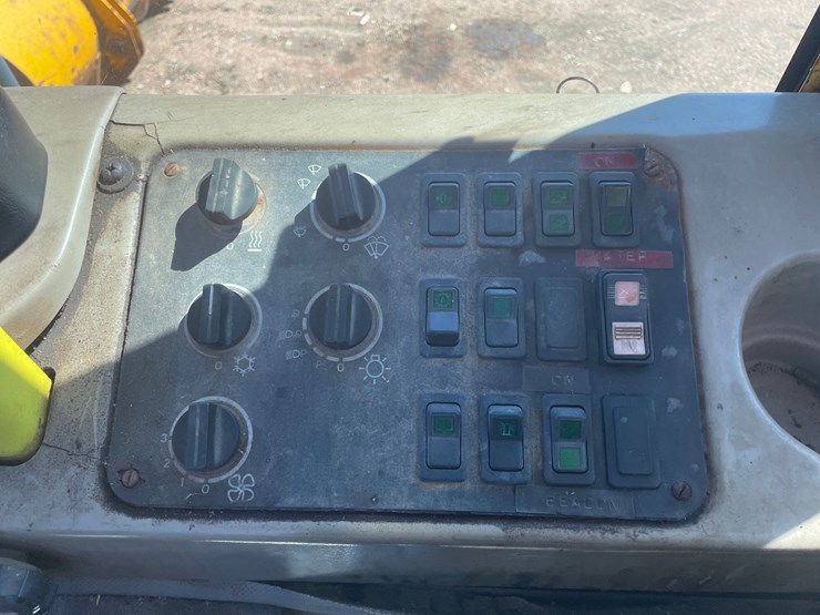 2001-case-721c-image-34