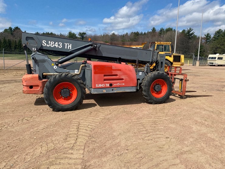 #1306-•-2018-skyjack-8,000lb-telehandler-image-6