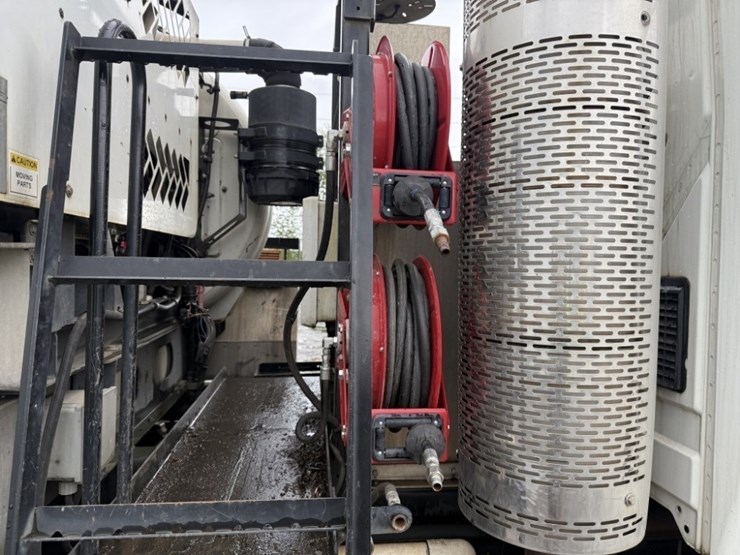 2013-international-7600-image-26