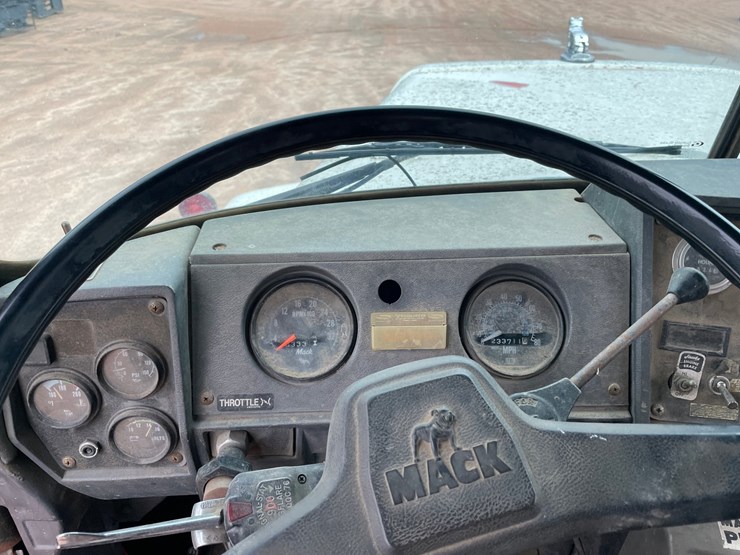 1990-mack-dm690s-image-41