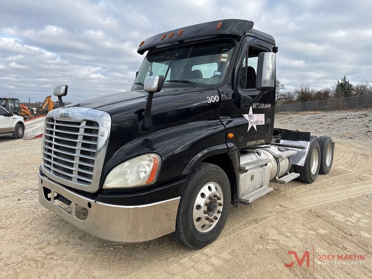 2015-freightliner-day-cab-truck-tractor-image-4