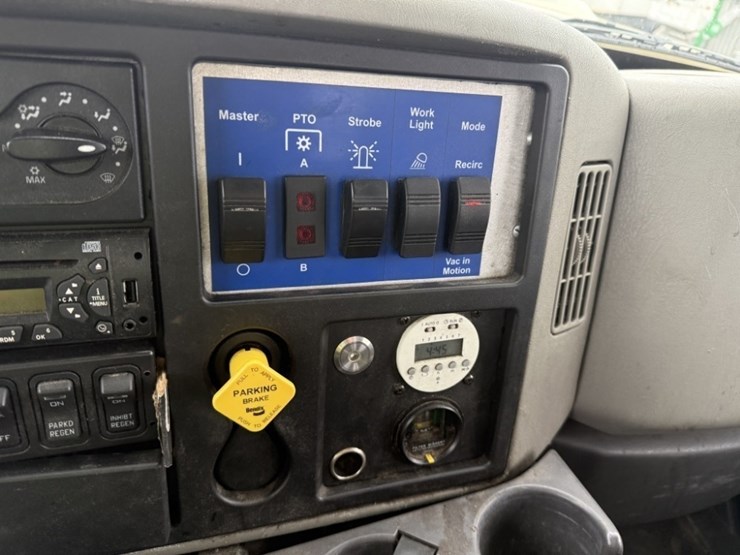 2013-international-7600-image-37