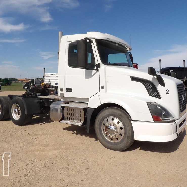 2015 VOLVO VNL64T300