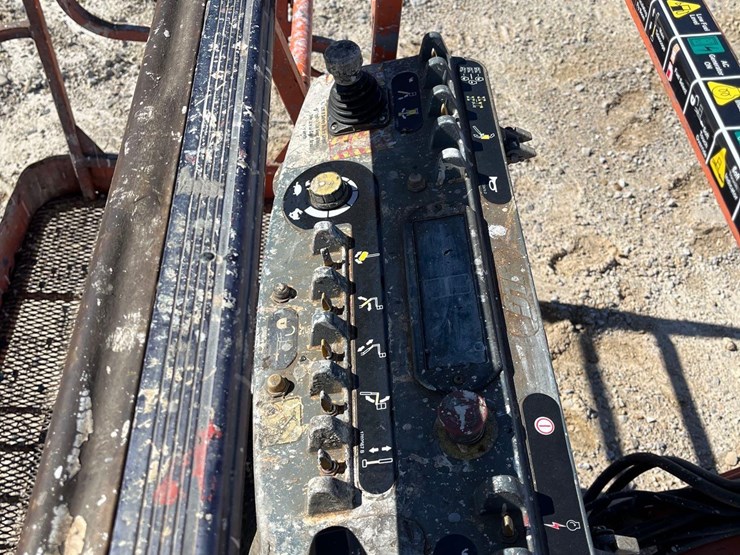 2017-jlg-800aj-image-8