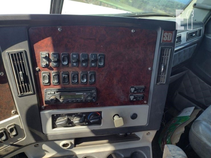 2012-freightliner-122sd-image-7