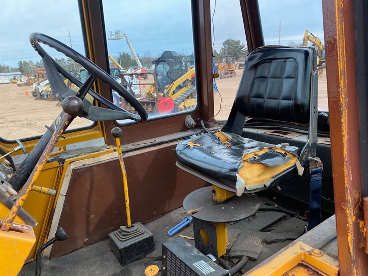 #1004-•-1982-allis-chalmers-714-series-b-industrial-plow-tractor-image-43