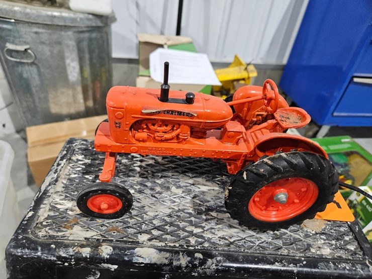 #995-•-allis-chalmers-wd-45-1/16-die-cast-toy-tractor-image-3