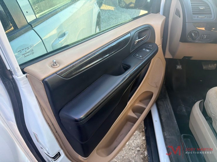 2015-dodge-grand-caravan-image-19