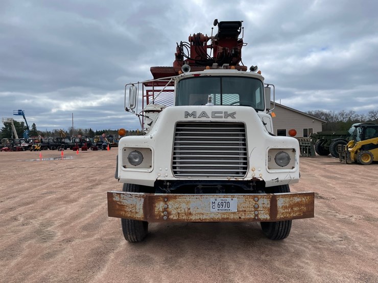 1990-mack-dm690s-image-3