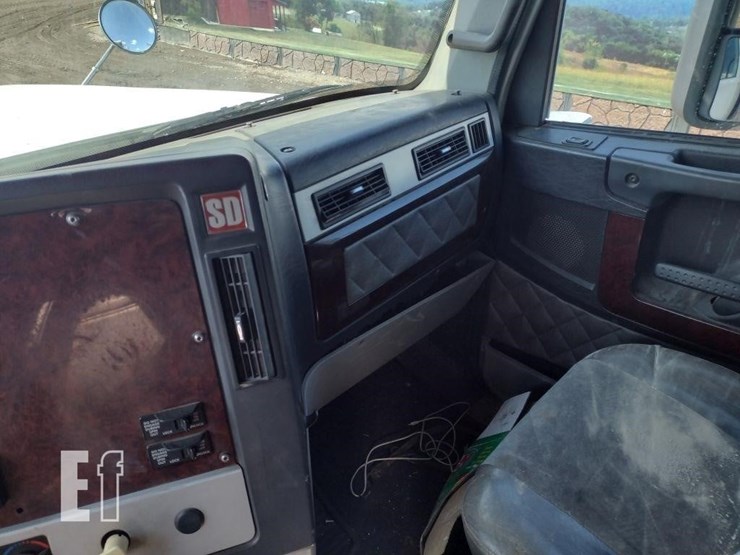 2012-freightliner-122sd-image-9