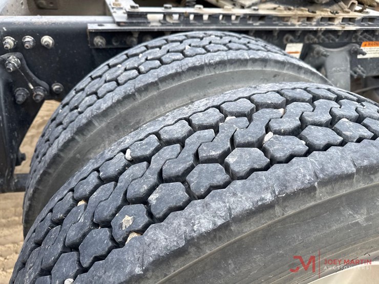 2015-freightliner-day-cab-truck-tractor-image-7