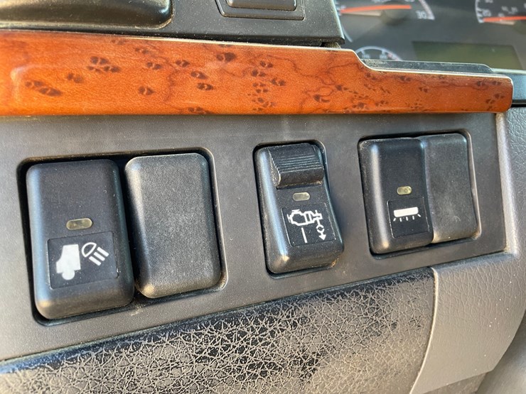 2005-volvo-10-image-40