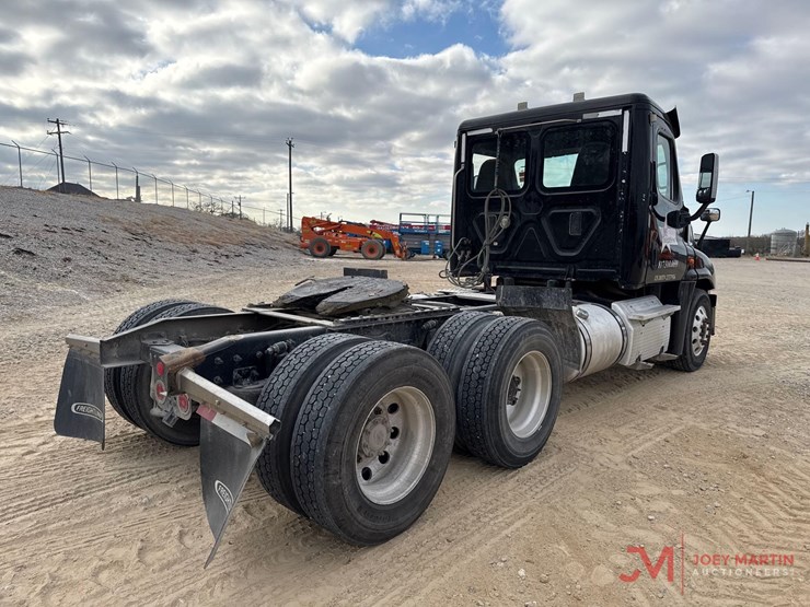 2015-freightliner-day-cab-truck-tractor-image-2
