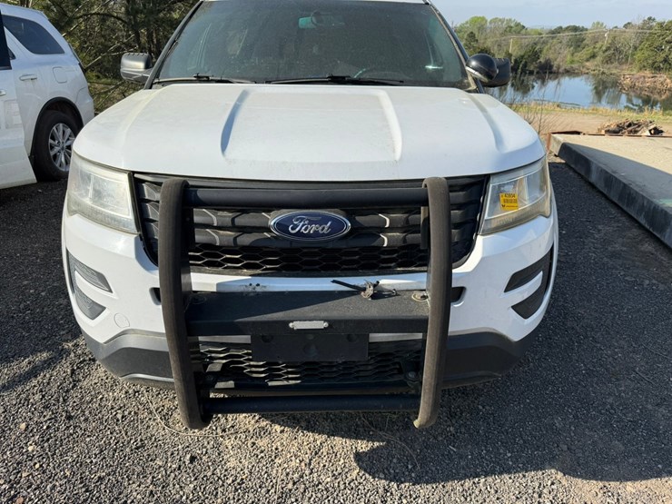 2017-ford-explorer-image-15