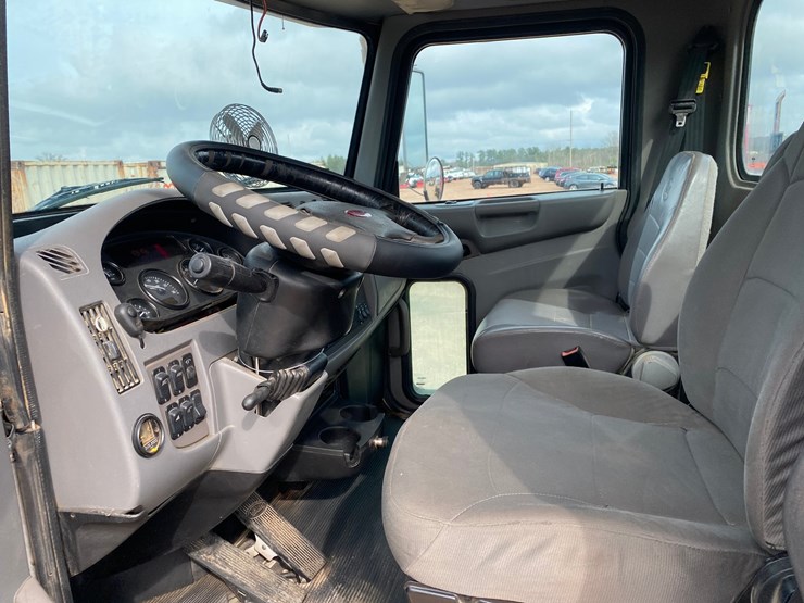 2017-peterbilt-348-image-45