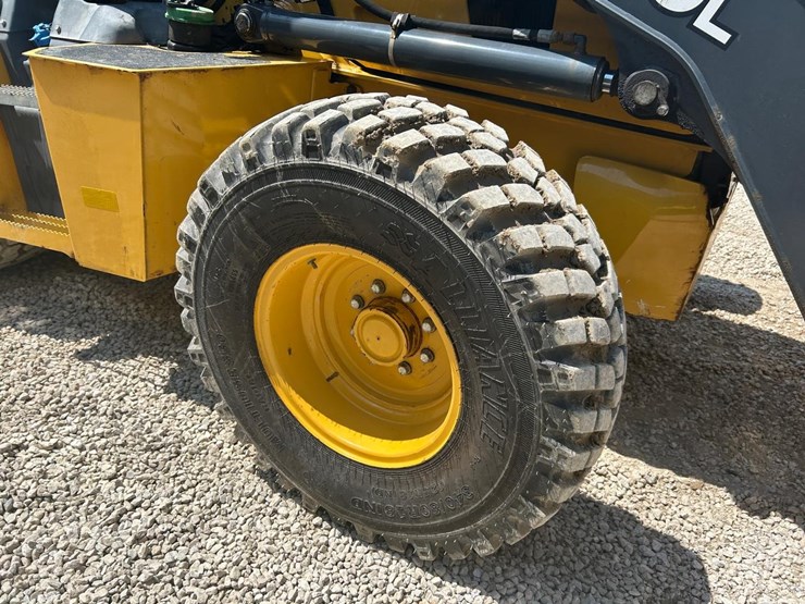 2020-deere-310l-image-10