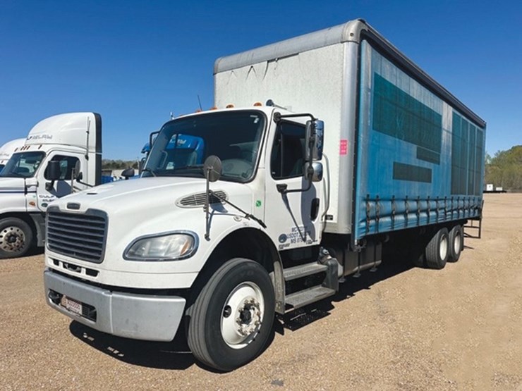 2015-freightliner-m2-106-image-1