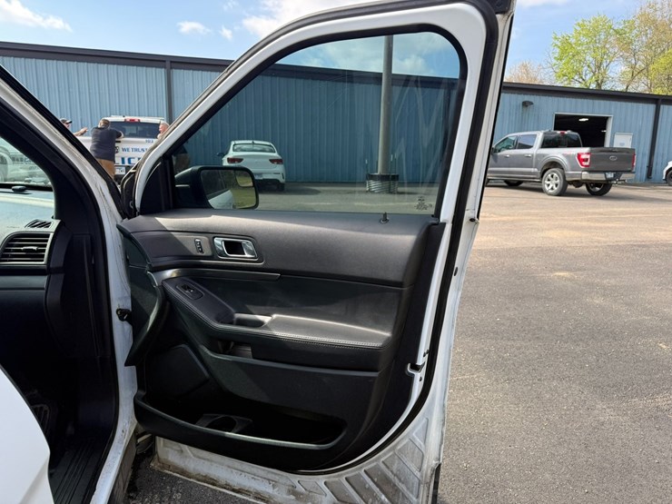 2018-ford-explorer-image-35