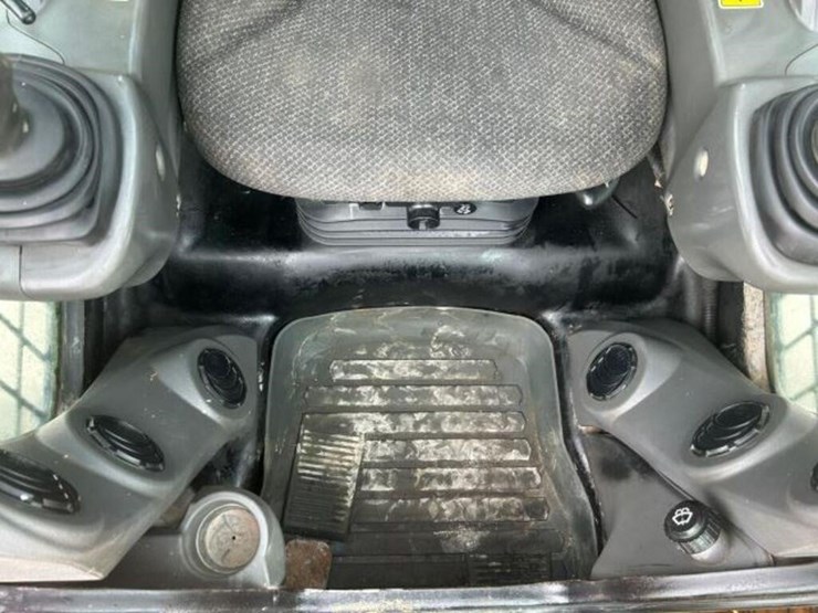 2014-caterpillar-262d-image-24