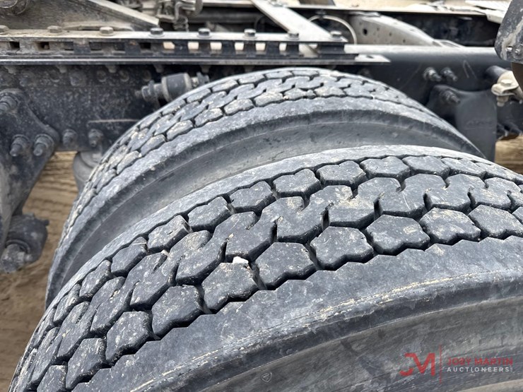 2015-freightliner-day-cab-truck-tractor-image-12