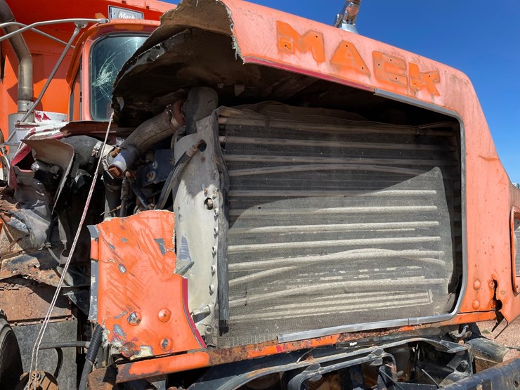 1992-mack-dm690s-image-25