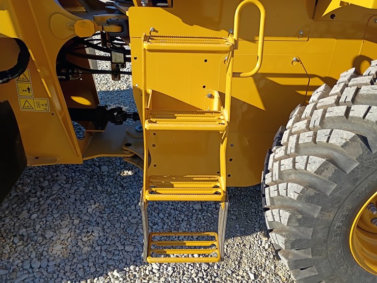 2023-caterpillar-910-image-29