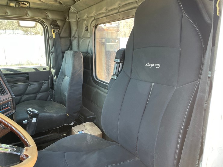 2007-freightliner-fld120-image-39